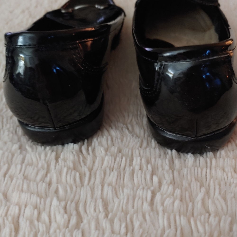 Patent leather loafers.  SIZE 9 1/2 W - Picture 4 of 8